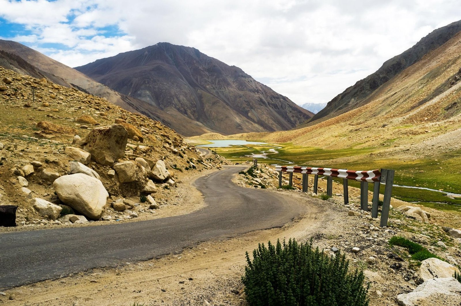 Leh Ladakh Pangong Lake mountains